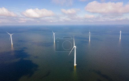 Foto de Vista aérea en el parque de molinos de viento con turbinas de molinos de viento y hermosas nubes - Imagen libre de derechos