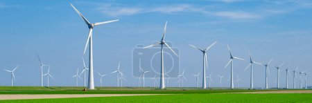 Téléchargez les photos : Panorama bannière avec parc éolien avec éoliennes éoliennes énormes éoliennes aux Pays-Bas - en image libre de droit