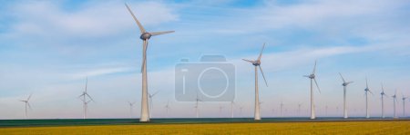 Foto de Turbinas de molino de viento durante el invierno que generan electricidad con un concepto de energía verde cielo azul - Imagen libre de derechos