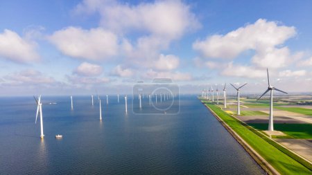 Foto de Vista aérea en el parque de molinos de viento con turbinas de molinos de viento en un día nublado - Imagen libre de derechos