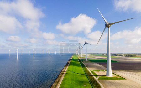 Foto de Vista aérea en el parque de molinos de viento con turbinas de molinos de viento en un día nublado - Imagen libre de derechos