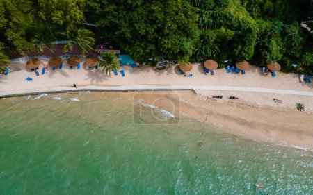 Foto de Drone vista aérea en Cozy Beach Pattaya Tailandia con gente tomando el sol en la playa - Imagen libre de derechos