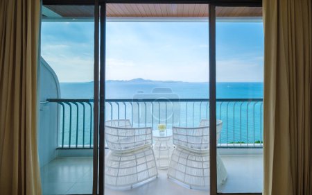 Foto de Sillas en el balcón con vistas al océano azul en un balcón de un hotel - Imagen libre de derechos