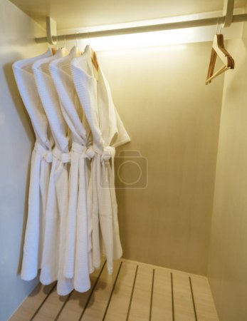 Foto de Albornoz blanco en la habitación del hotel, albornoz blanco colgado en un armario - Imagen libre de derechos