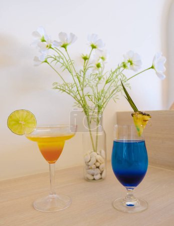 Foto de Cócteles bebidas en un escritorio de mesa en una habitación de hotel. bebida de bienvenida en el hotel - Imagen libre de derechos