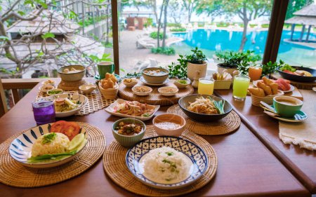 Téléchargez les photos : Petit déjeuner asiatique de luxe à l'hôtel. - en image libre de droit