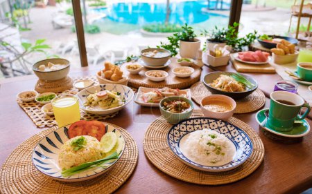 Téléchargez les photos : Petit déjeuner asiatique de luxe à l'hôtel. - en image libre de droit