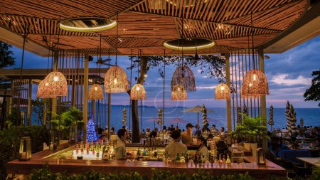 Téléchargez les photos : Pattaya Thaïlande Décembre 2022, Le restaurant Sky Gallery à Pattaya Thaïlande pendant le coucher du soleil avec les gens au bar avec des lumières du soir. - en image libre de droit