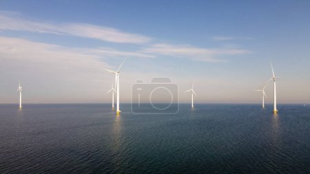 Téléchargez les photos : Drone Vue aérienne du parc éolien avec éoliennes dans l'océan - en image libre de droit