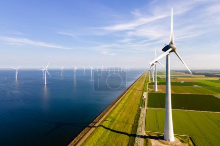 Téléchargez les photos : Drone Vue aérienne au parc Windmill avec des éoliennes dans l'océan et un ciel bleu aux Pays-Bas - en image libre de droit