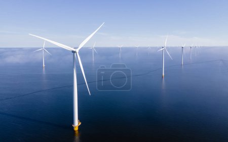 Foto de Parque de molinos de viento con turbinas de molinos en el océano - Imagen libre de derechos