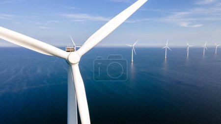 Foto de Parque de molinos de viento con turbinas de molinos en el océano - Imagen libre de derechos
