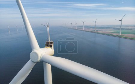 Foto de Parque de molinos de viento con turbinas de viento en el mar - Imagen libre de derechos