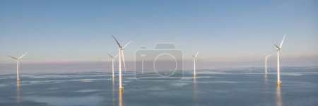 Foto de Parque de molinos de viento con turbinas de molino en el océano - Imagen libre de derechos