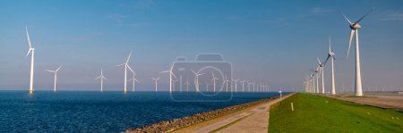Foto de Energía verde Parque de molinos de viento con turbinas de molinos de viento en el océano en un día de verano - Imagen libre de derechos