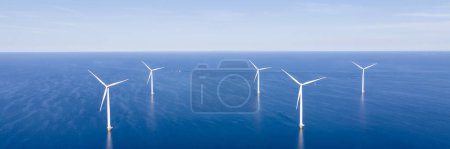 Téléchargez les photos : Drone Vue aérienne du parc éolien avec éoliennes dans l'océan bleu. - en image libre de droit
