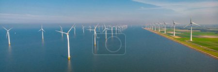 Foto de Drone Vista aérea en el parque de molinos de viento con turbinas de molinos de viento en el océano azul. - Imagen libre de derechos