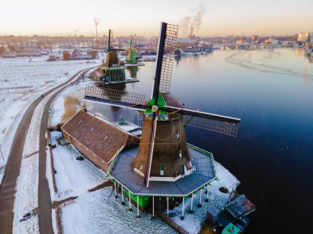 Foto de Vista del dron en el pueblo del molino de viento de Zaanse Schans durante el invierno con paisaje de nieve en el pueblo holandés de Holanda en invierno - Imagen libre de derechos