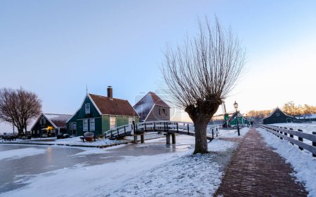 Foto de Amanecer en el pueblo del molino de viento Zaanse Schans durante el invierno con paisaje de nieve en Holanda Holanda pueblo en invierno - Imagen libre de derechos
