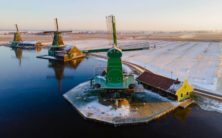 Foto de Windmill village Zaanse Schans durante el invierno con paisaje de nieve en Holanda Holland village en invierno - Imagen libre de derechos