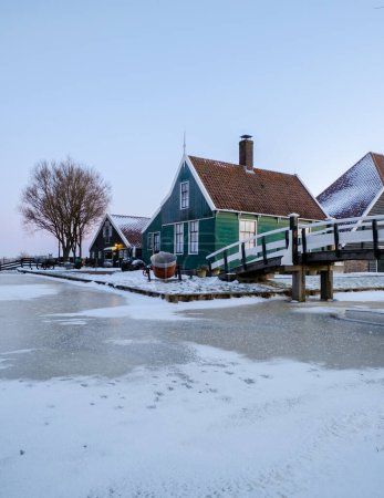Foto de Zaanse Schans pueblo molino de viento durante el invierno con nieve en los Países Bajos Holland pueblo en invierno - Imagen libre de derechos
