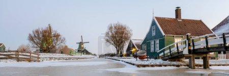 Foto de Nieve en el pueblo molino de viento de Zaanse Schans durante el invierno con paisaje de nieve en el pueblo de Holanda Holanda en invierno - Imagen libre de derechos