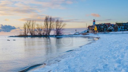 Téléchargez les photos : Phare d'Urk en hiver avec paysage enneigé aux Pays-Bas - en image libre de droit