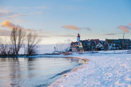 Foto de Faro Urk durante el invierno con paisaje de nieve en los Países Bajos - Imagen libre de derechos