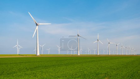 Foto de Parque de molinos de viento con turbinas de molinos de viento en los Países Bajos, energía verde con un campo agrícola verde de hierba - Imagen libre de derechos