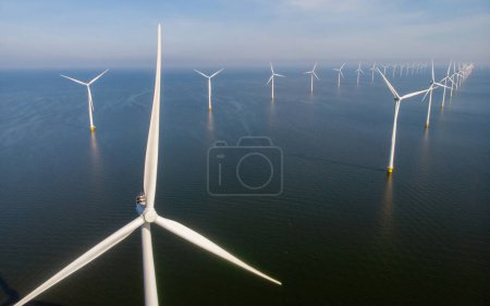 Foto de Drone vista desde arriba en el parque de molinos de viento con turbinas de molinos de viento en los Países Bajos - Imagen libre de derechos