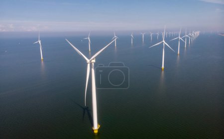 Foto de Parque de molinos de viento con turbinas generadoras de energía eléctrica en los Países Bajos - Imagen libre de derechos