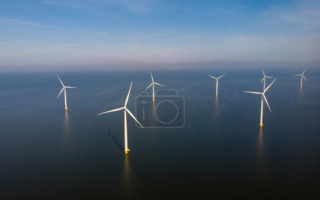 Foto de Parque de molinos de viento con turbinas de molinos de viento en los Países Bajos, vista aérea de aviones no tripulados en turbinas de molinos de viento, energía eólica en Flevoland - Imagen libre de derechos