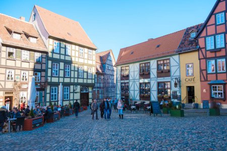 Téléchargez les photos : Quedlinburg Patrimoine de l'Unesco ville historique avec des personnes sur la terrasse pendant l'hiver, ville historique de Quedlinburg dans le Harz Allemagne Février 2019 - en image libre de droit