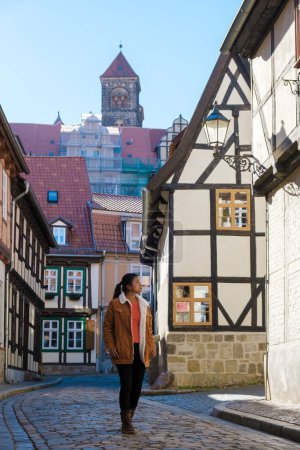 Téléchargez les photos : Femmes asiatiques visitant Quedlinburg Ville historique du patrimoine de l'Unesco pendant l'hiver, ville historique de Quedlinburg dans le Harz Allemagne - en image libre de droit
