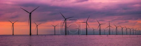 Foto de Parque de molinos de viento con turbinas de molino de viento en los Países Bajos vista aérea del parque de energía eólica durante la puesta del sol - Imagen libre de derechos