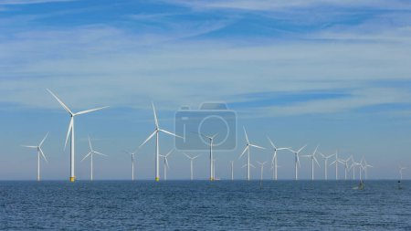 Foto de Turbinas de molinos de viento en los Países Bajos vista aérea del parque eólico - Imagen libre de derechos