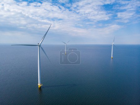 Foto de Parque de molinos de viento con turbinas de molino de viento en los Países Bajos vista aérea del parque eólico que genera energía verde eléctrica - Imagen libre de derechos