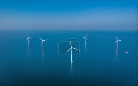 Foto de Parque de molinos de viento con turbinas de molino de viento en los Países Bajos vista aérea de drones del parque eólico en el océano - Imagen libre de derechos