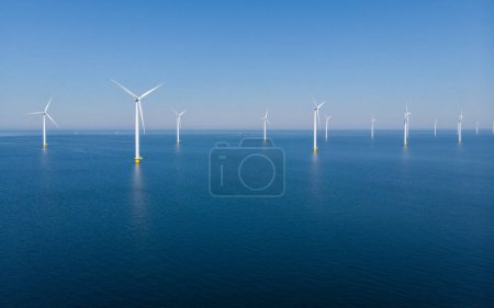 Foto de Parque de molinos de viento con turbinas de molino de viento en los Países Bajos vista aérea de drones del parque eólico en el océano - Imagen libre de derechos