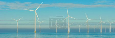Foto de Parque de molinos de viento con turbinas de molino de viento en los Países Bajos vista aérea del parque eólico - Imagen libre de derechos
