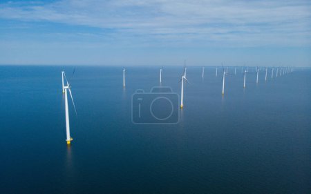 Foto de Parque de molinos de viento con turbinas de molino de viento en los Países Bajos vista aérea de aviones no tripulados del parque eólico - Imagen libre de derechos