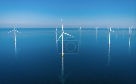 Foto de Drone vista desde arriba en el parque de molinos de viento con turbinas de molino de viento en los Países Bajos vista aérea del parque de energía eólica - Imagen libre de derechos