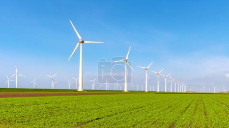 Foto de Parque de molinos de viento con turbinas de molino de viento en los Países Bajos vista aérea del parque de energía verde - Imagen libre de derechos