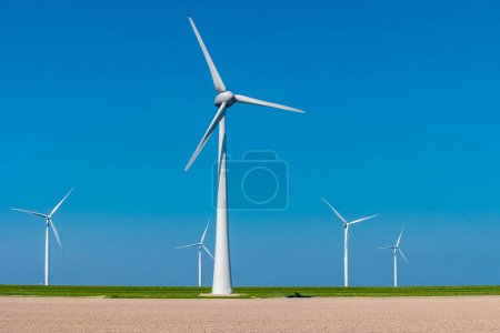 Foto de Turbinas de molinos de viento en los Países Bajos vista aérea del parque eólico - Imagen libre de derechos
