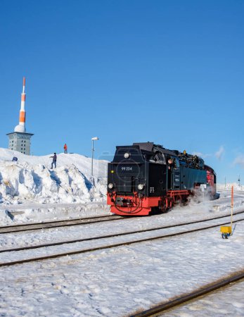 Foto de Tren de vapor durante el invierno en la nieve en el parque nacional de Harz Alemania, Tren de vapor Brocken Bahn en el camino a través del paisaje de invierno, Brocken, Harz Alemania Febrero 2019 - Imagen libre de derechos
