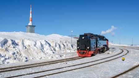 Foto de Tren de vapor durante el invierno en la nieve en el parque nacional de Harz Alemania, tren de vapor Brocken Bahn en el camino a través del paisaje de invierno en la montaña Brocken, Brocken, Harz Alemania - Imagen libre de derechos