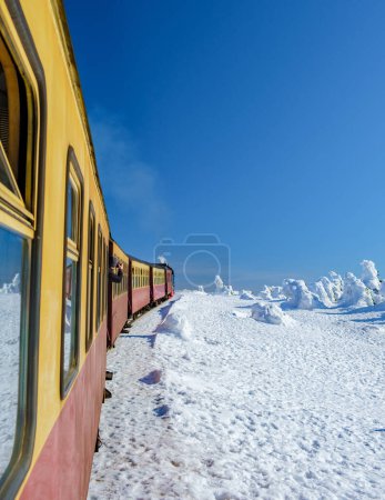 Téléchargez les photos : Train à vapeur pendant l'hiver dans la neige dans le parc national du Harz Allemagne, train à vapeur Brocken Bahn sur le chemin à travers le paysage hivernal à la montagne Brocken, Brocken, Harz Allemagne - en image libre de droit
