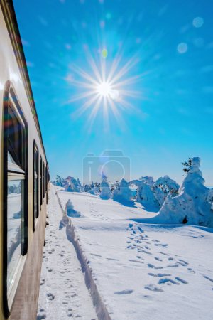 Foto de Tren de vapor durante el invierno en la nieve en el parque nacional de Harz Alemania, vista desde la ventana Tren de vapor Brocken Bahn en el camino a través del paisaje de invierno, Brocken, Harz Alemania - Imagen libre de derechos