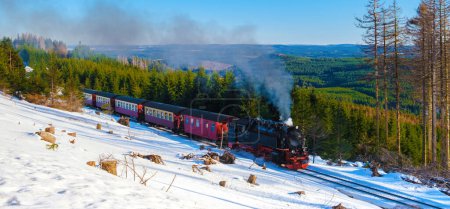 Téléchargez les photos : Train à vapeur pendant l'hiver dans la neige dans le parc national du Harz Allemagne, train Brocken Bahn sur le chemin à travers le paysage hivernal, Brocken, Harz Allemagne - en image libre de droit