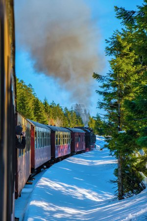 Foto de Tren de vapor durante el invierno en la nieve en el parque nacional de Harz Alemania, tren Brocken Bahn en el camino a través del paisaje de invierno, Brocken, Harz Alemania - Imagen libre de derechos